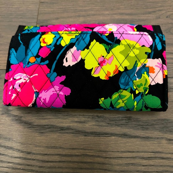 Vera Bradley Trimmed Wristlet NWT - Picture 4 of 12